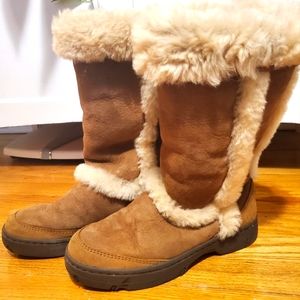 NIB Ugg Boots Sunburst size 7 women's in Chestnut